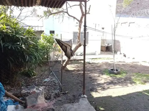 Vivienda al fondo de 4 amb. c/amplio fondo libre a metros de