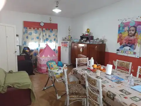 Vivienda al fondo de 4 amb. c/amplio fondo libre a metros de