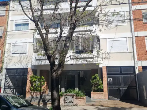 Departamento 3 ambientes frente con balcon, cochera y baulera