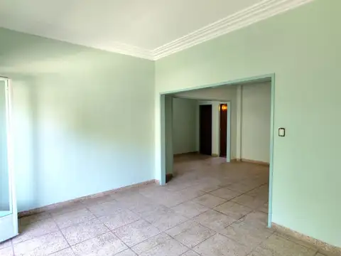 PH Tipo Casa 1° Piso por escalera de 5 Ambientes en AVENTA