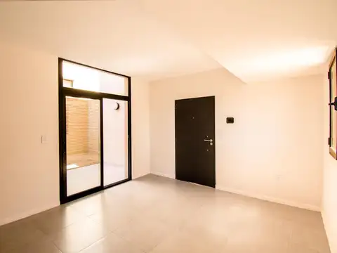 En venta monoambiente con patio y cochera zona Río