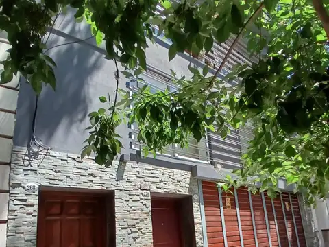 Excelente Ph de 4 amb. con Patio cubierto y Terraza propia. Inmejorable ubicación. Sup. total 117m2 - A Refaccionar.