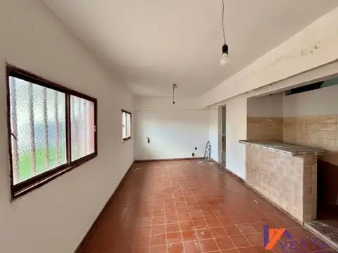 Casa 7 ambientes con 2 baños