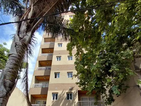 Dpto dos ambientes al frente balcon cochera, excelente estad
