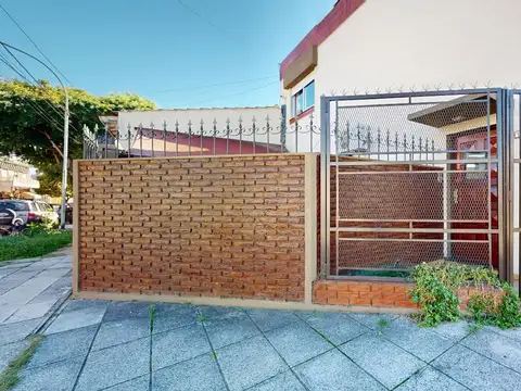 CASA EN VENTA-3 AMBIENTES-HAEDO NORTE CON PATIO