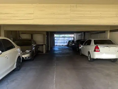 COCHERA FIJA DESCUBIERTA (pero cuenta con media sombra)