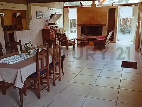 Casa 6 ambientes con 2 baños