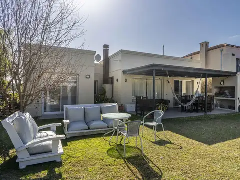 Casa en venta en una planta cuatro ambientes ubicada en el Barrio San Francisco