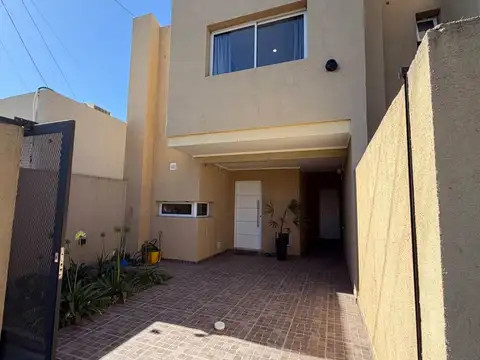 CASA EN VENTA 2 DORMITORIOS, PATIO Y COCHERA