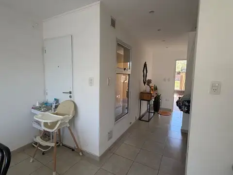 CASA EN VENTA 2 DORMITORIOS, PATIO Y COCHERA