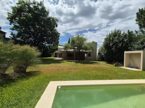 Casa en Alquiler con 4 cocheras