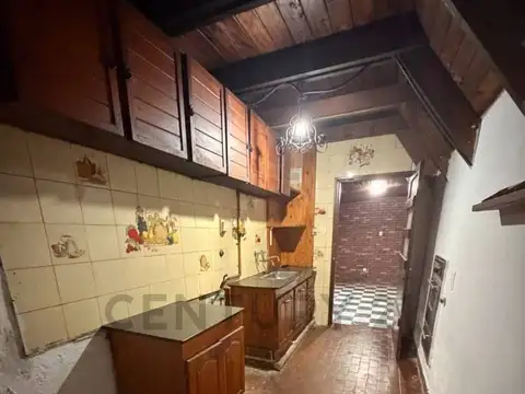 CASA EN VENTA (TIPO ALPINA) - dos plantas  con amplio terreno - 26 de enero 940