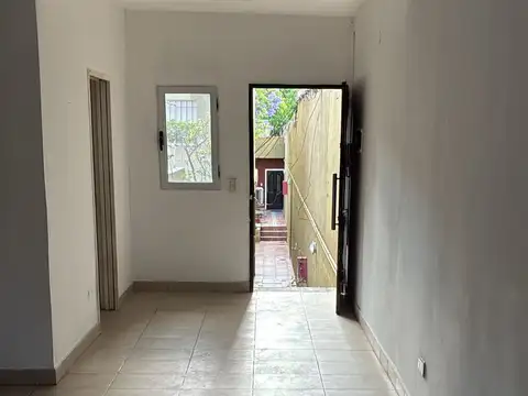 Departamento tipo casa en alquiler en Flores Norte
