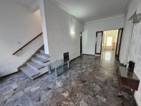 Casa 6 amb. C/ Cochera, patio, jardín y terraza.