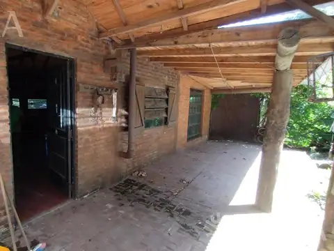 Venta de casa quinta de 3 ambientes con jardín en Arturo Segui