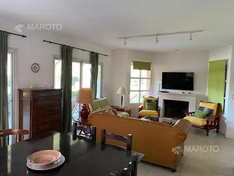 Casa 5 ambientes con 4 baños