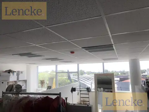 Lencke Vende - Excelente oficina c/4 cocheras, se recibe bien en parte de pago