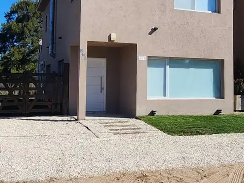Duplex en Venta de 4 Ambientes en Las Gaviotas con Jardín, Pileta y Cochera