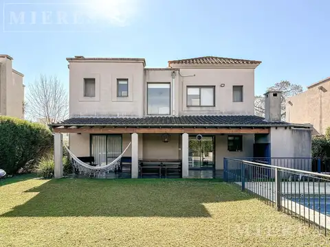 Casa en Venta con 2 cocheras
