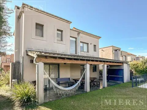 Casa 5 ambientes con 3 baños