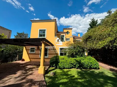 Casa en venta de 3 dormitorios, escritorio, playroom y dependencia. La Peregrina 100