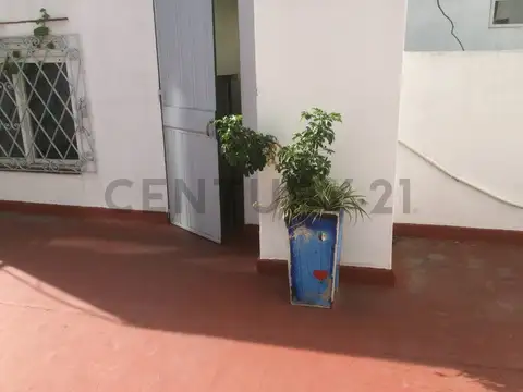 PH EN LA MEJOR ZONA VILLA URQUIZA CON GRAN TERRAZA . 3 AMBIENTES . AMPLIO POTENCIAL.