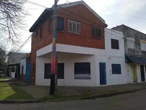 VENTA DE CASA CON 4 DORMITORIOS EN ALEM AL 4200
