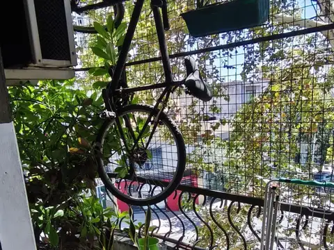 SE VENDE, Departamento en esquina con balcón