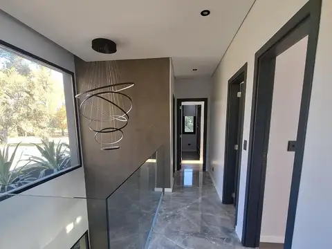 Casa en Venta con 6 cocheras