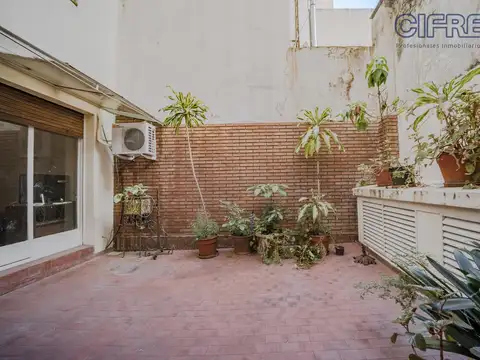 Departamento en Colegiales de 3 ambientes, dependencia, 2 baños, patio y balcón