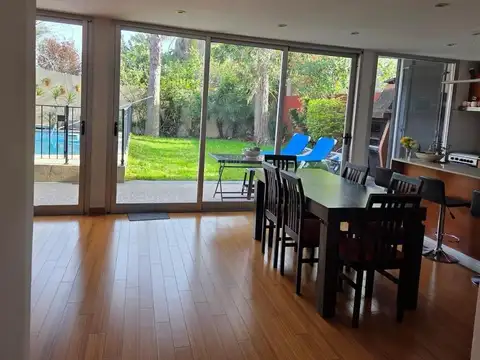 Casa 4 ambientes con 2 baños