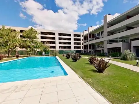 VENTA DUPLEX Con jardin, dos cocheras, en complejo privado con pileta y SUM