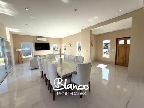 Casa 4 ambientes con 4 baños