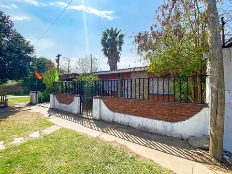 VENTA | PERMUTA - Casa al frente 2 dormitorios con local comercial - Fisherton, Rosario.