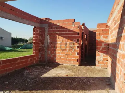 Lote con obra a terminar en barrio cerrado Lomas de Petión - Acepta permuta