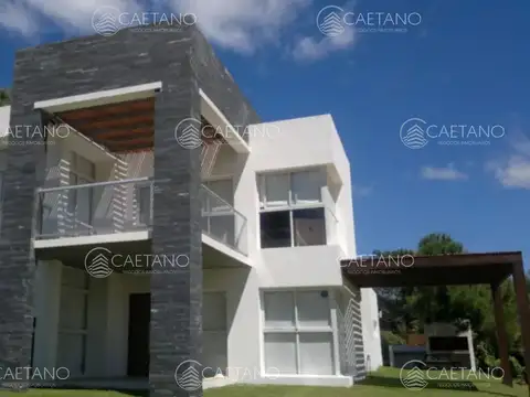 En alquiler casa 5 dormitorios con piscina en Rincon del Indio, playa brava, Punta del Este.