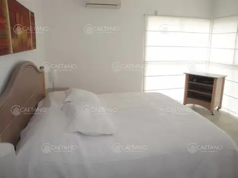 En alquiler casa 5 dormitorios con piscina en Rincon del Indio, playa brava, Punta del Este.