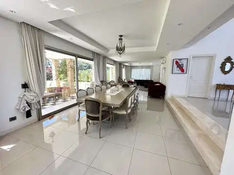 Casa en Alquiler con 2 cocheras
