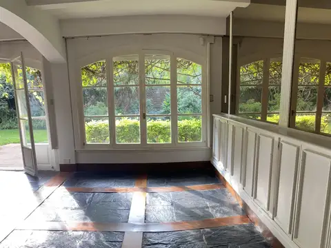 Casa en Alquiler con 2 cocheras