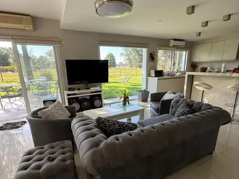 Casa en Venta con 3 cocheras