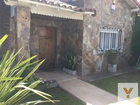 Casa en venta - 2 dormitorios 1 baño - cochera - 200mts2 - Tolosa, La Plata