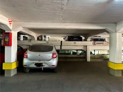 Cochera céntrica cubierta. Fácil acceso. Seguridad 24 hs