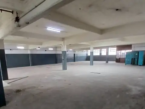 GALPÓN (PORTON  AUTOM. 4,3 M. DE ANCHO POR 5 M. DE ALTO )ESPECTACULAR DE 1200 M2 (17,32 X 40) FZA MOTRIZ C/ ENTRADA P/CAMIÓN APTO TODO DESTINO
