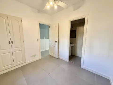 Casa en Alquiler con 3 cocheras