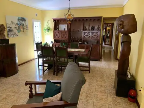 Casa 6 ambientes con 2 baños