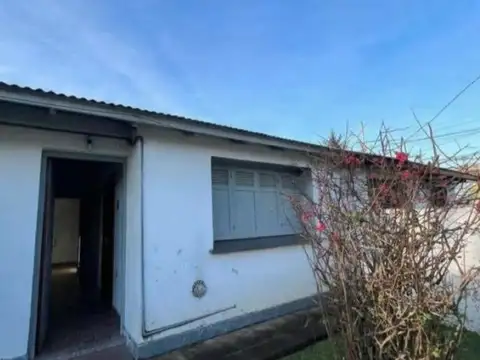 Casa 5 ambientes con 1 baño
