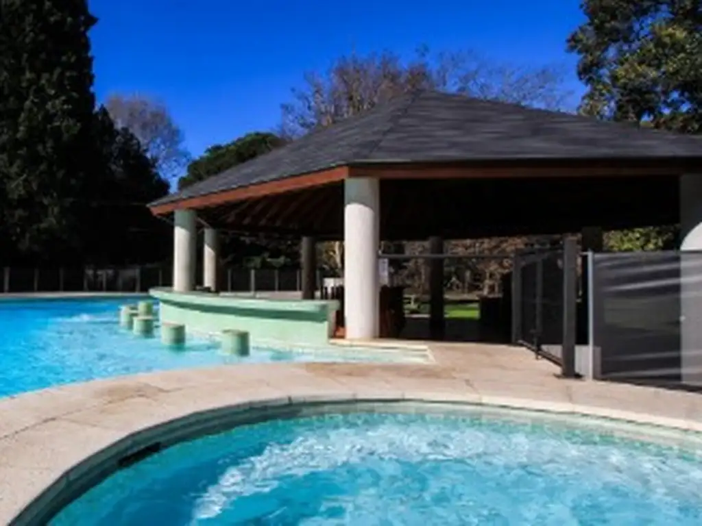 Áreas comunes piscina en Aston Village Residence