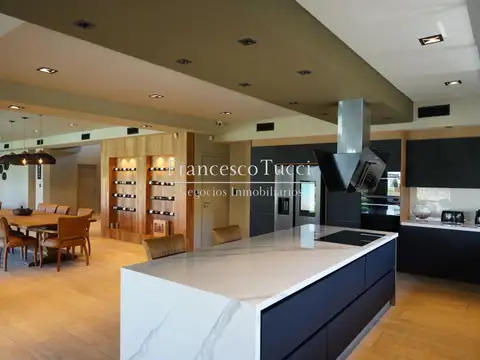 Casa 7 ambientes con 5 baños