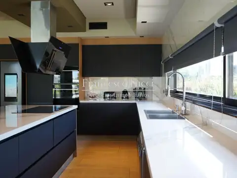 Casa en Venta con 4 cocheras