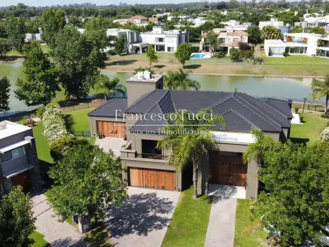 Casa en venta 7 ambientes con pileta lote central en Terravista